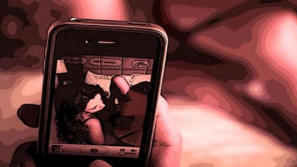 একটা ভিডিওকলে ছারখার জীবন! Sextortion-এ জড়িত গোটা গ্রাম একটা ভিডিওকলে ছারখার জীবন! Sextortion-এ জড়িত গোটা গ্রাম