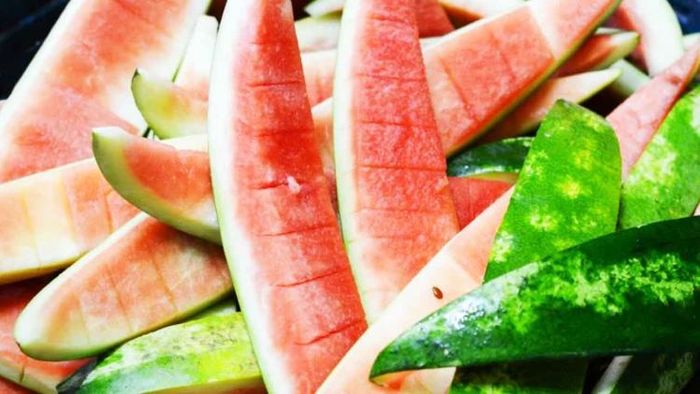 তরমুজের খোসা ফেলে দেন? আসল গুণ খোসাতেই, জানতেন?