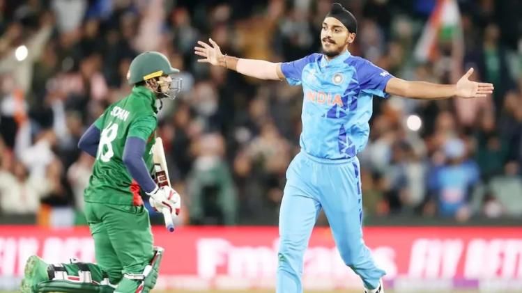 শামিকে বাদ দিয়ে কেন শেষ ওভার বল করালেন অর্শদীপকে? রোহিতের জবাব...