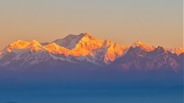 এ যেন দুয়ারে কাঞ্চনজঙ্ঘা, উত্তরবঙ্গে এখন ট্রেন্ডিং গিরিশিখরই