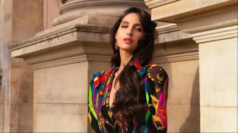 বিশ্বকাপ ফুটবলে হাজির বলিউড, কার হাতে বলিটাউনের পতাকা? বিশ্বকাপ ফুটবলে হাজির বলিউড, কার হাতে বলিটাউনের পতাকা?