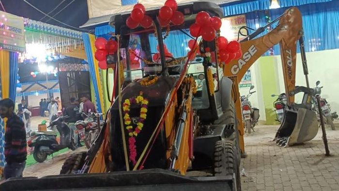 বিয়ে করলেন উত্তরপ্রদেশের যোগী, যৌতুক পেলেন বুলডোজার