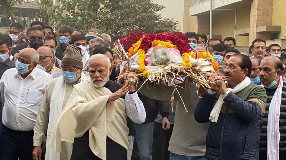 অন্তিম যাত্রায় হীরাবেন মোদী, কাঁধ দিয়েছেন প্রধানমন্ত্রী অন্তিম যাত্রায় হীরাবেন মোদী, কাঁধ দিয়েছেন প্রধানমন্ত্রী