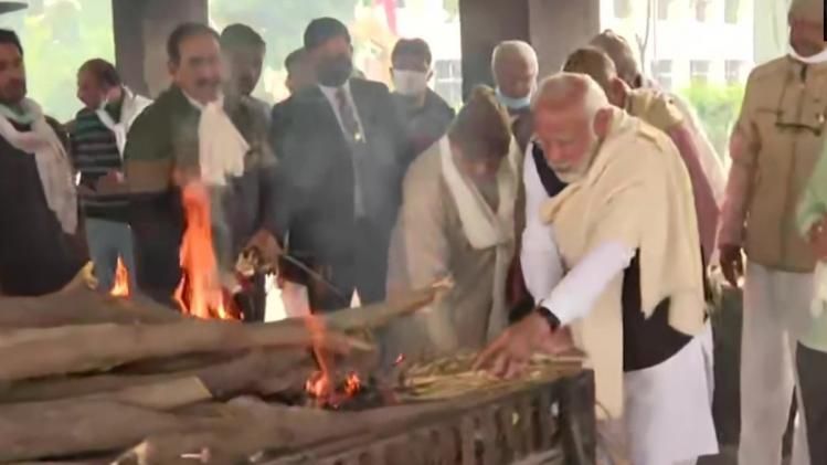 মায়ের দেহ কাঁধে শ্মশানে-করলেন মুখাগ্নি, পুত্র-কর্তব্য পালন 'মাতৃভক্ত' মোদীর