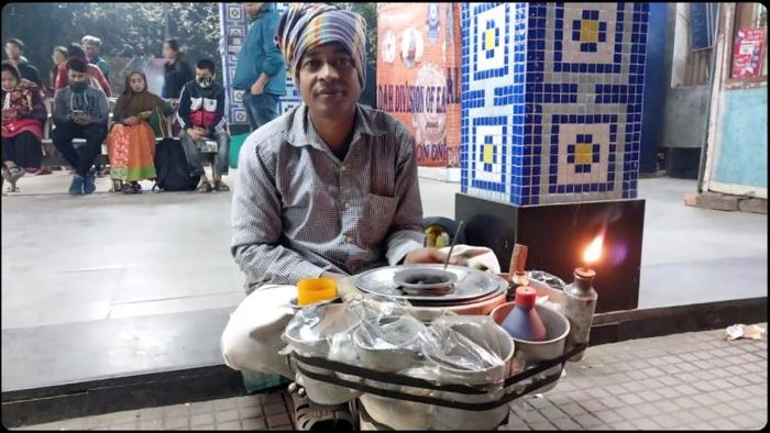 আজকাল নানা বাহারি খাবারের ভিড়ে ঘটি ঘরমের স্বাদ ভুলতে বসেছে কলকাতার তরুণ প্রজন্ম। খদ্দেরের অপেক্ষায় অমল মজুমদার।