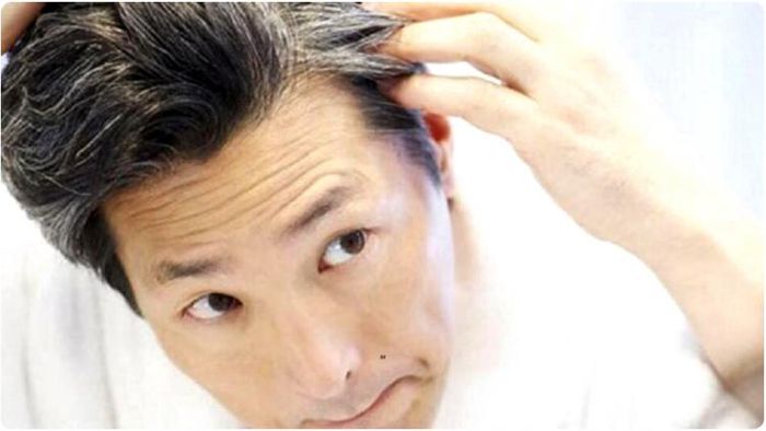 ফিটকিরি-নারকেল তেল দিয়েও সাদা চুল কালো করা যায়, জানুন পদ্ধতি।