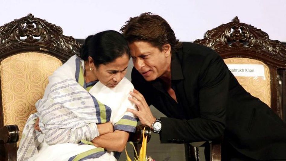 কলকাতায় এসে 'দিদি'কে দেওয়া প্রতিশ্রুতি রাখলেন শাহরুখ! কী করলেন কিং খান? কলকাতায় এসে 'দিদি'কে দেওয়া প্রতিশ্রুতি রাখলেন শাহরুখ! কী করলেন কিং খান?