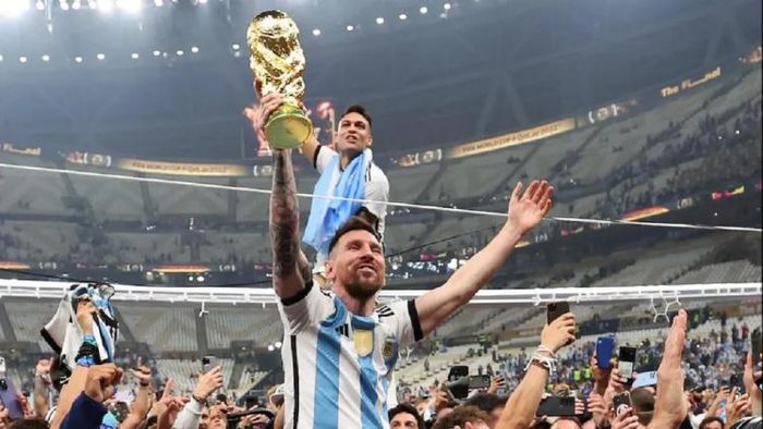 বিশ্বকাপ হাতে লিওনেল মেসি