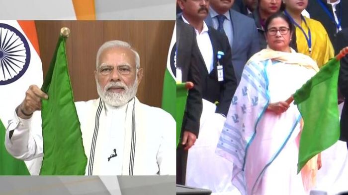 সবুজ পতাকা নেড়ে বন্দে ভারতের সূচনায় মোদী-মমতা।