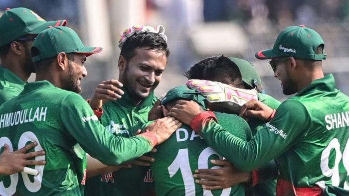 দারুণ বোলিং বাংলাদেশের