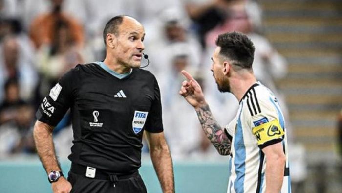 রেফারির সঙ্গে তর্ক করছেন মেসি