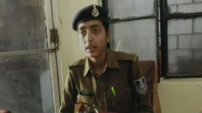 আন্ডারকভার পুলিশ শালিনী চৌহানকে মেডিকেলের ছাত্রী হিসেবে কলেজে পাঠান হয়