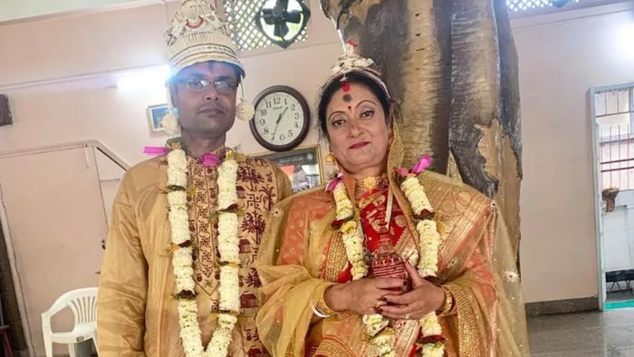 ৫০ বছর বয়সে দ্বিতীয়বার বিয়ে করলেন মৌসুমী চক্রবর্তী (Credit- Deb Arti Ria Chakravorty/Instagram)