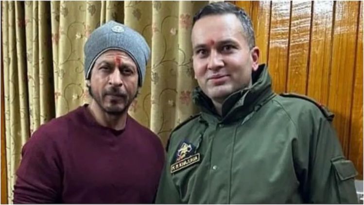 বৈষ্ণোদেবী দর্শনের পর লাল তিলকে শাহরুখের ছবি Viral