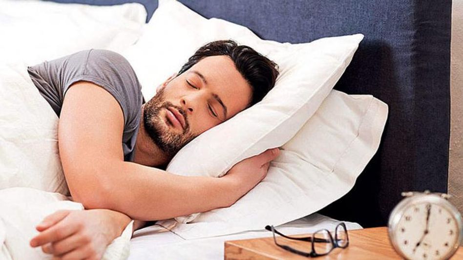 Sleep Disorder Treatment: রাতে ঘুম আসে না? সেনার এই কৌশলে ২ মিনিটেই ঢলে পড়বেন বিছানায় - sleep disorder treatment tips fall asleep in 2 minutes us army tactic military secret sbm -