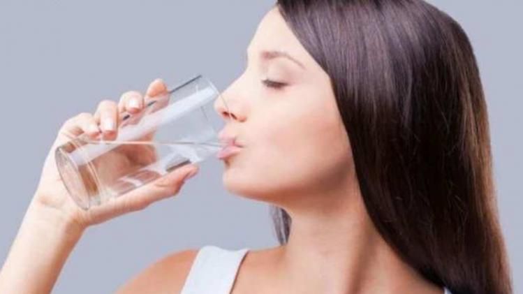 সকালে গরম জল খাওয়ার উপকারি না ক্ষতিকর?