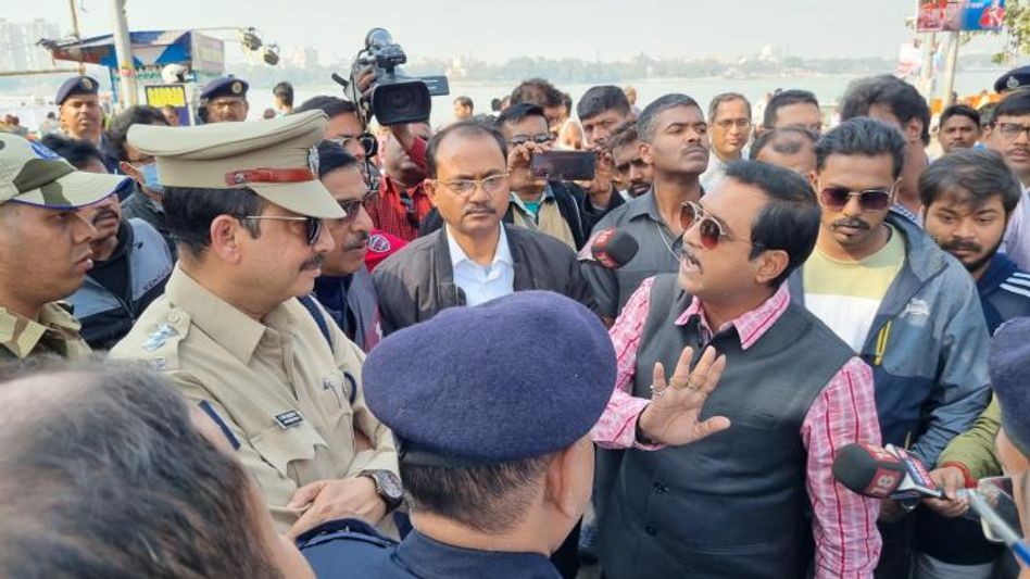 BJP-র গঙ্গা আরতি ঘিরে বাবুঘাটে ধুন্ধুমার, আটক সজল BJP-র গঙ্গা আরতি ঘিরে বাবুঘাটে ধুন্ধুমার, আটক সজল