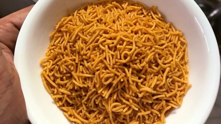 আলু ভুজিয়া আর চা জমজমাট, বিপদটাও জানা জরুরি