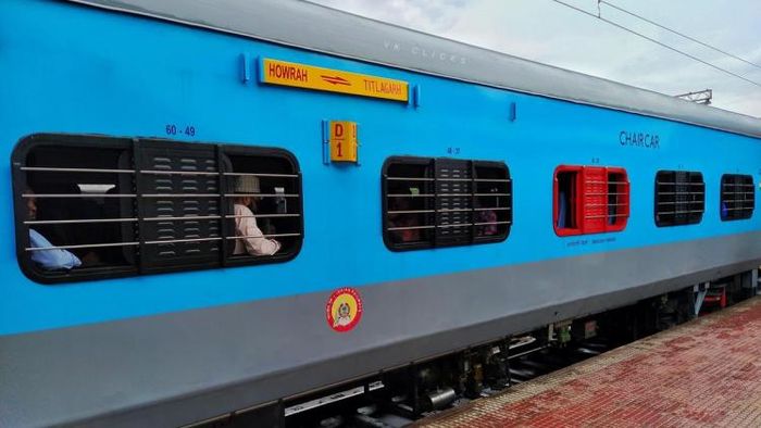 কাপলিং খুলে আলাদা ইস্পাত এক্সপ্রেসের ২টি কামরা