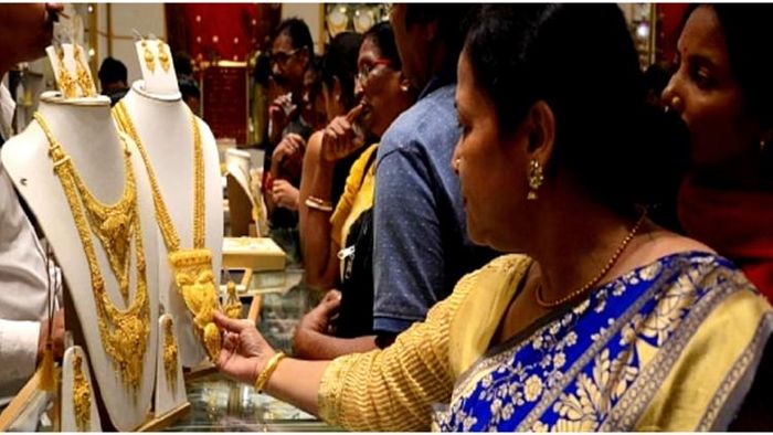 একটা সময় দেশে ১০০ টাকারও কমে ১০ গ্রাম সোনা পাওয়া যেত।
