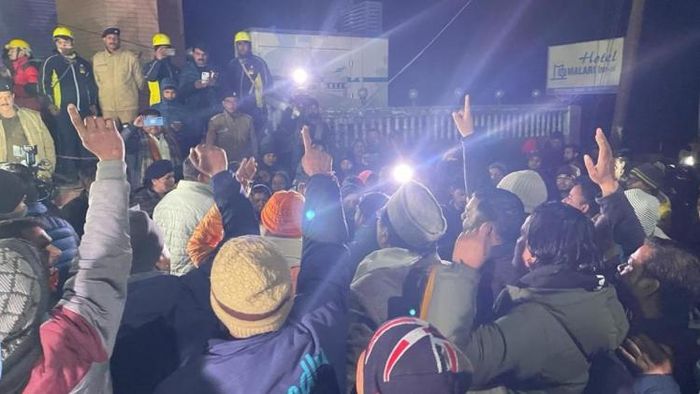 বিক্ষোভ স্থানীয়দের।