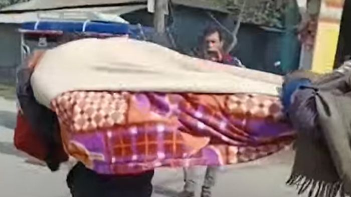 মায়ের দেহ কাঁধে নিয়ে ছেলে