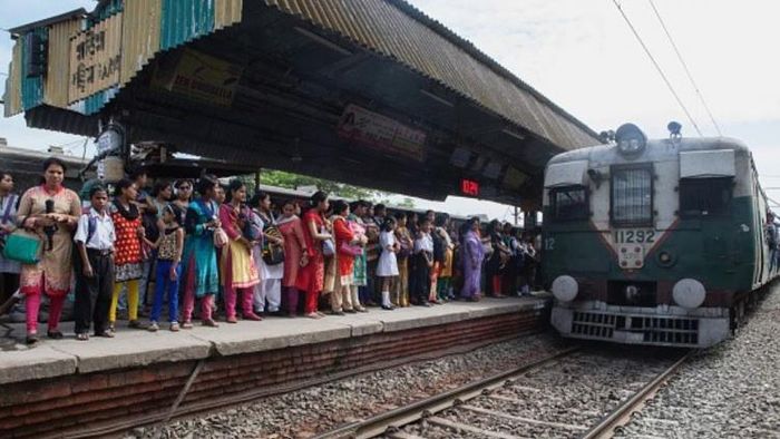 পূর্বরেলের বহু লোকাল ট্রেন বুধবার পর্যন্ত বাতিল, দুর্ভোগের আশঙ্কা!