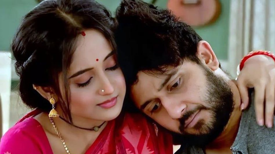 Eshli Brukni porno filmda tomosha qiling Yigit kamerada uyda jinnilik qilmoqda.