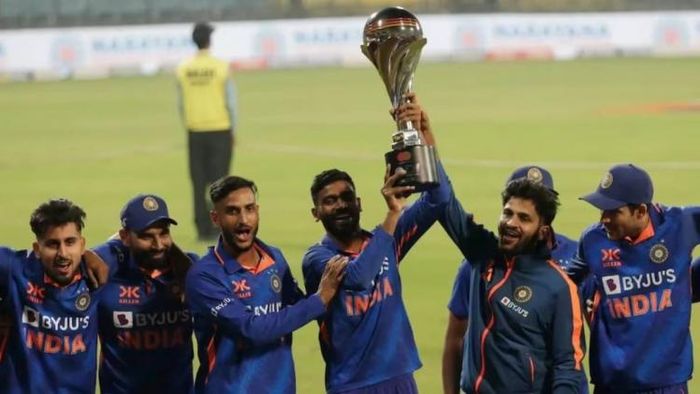 ট্রফি নিয়ে টিম ইন্ডিয়া