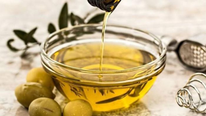 অলিভ অয়েল দিয়ে ম্যাসাজ করলে অনেক উপকার