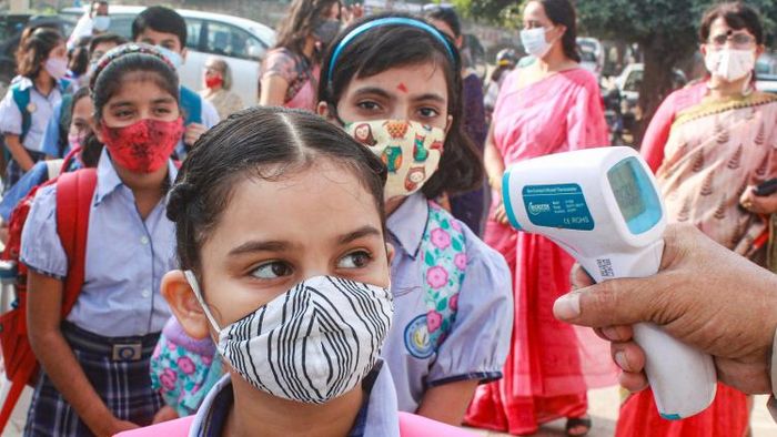 করোনার কারণে আগামী ১৫দিন স্কুল-কলেজ বন্ধ! যা জানাচ্ছে PIB