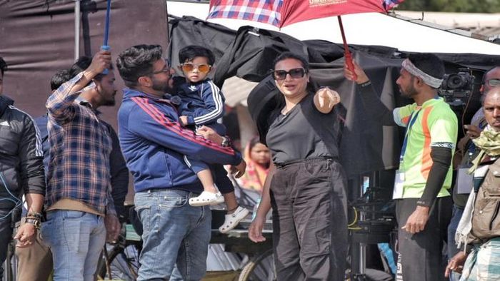 রাজ চক্রবর্তীর কোলে খুদে ইউভান, সঙ্গে রয়েছেন শুভশ্রী ছবি সৌজন্য: ফেসবুক