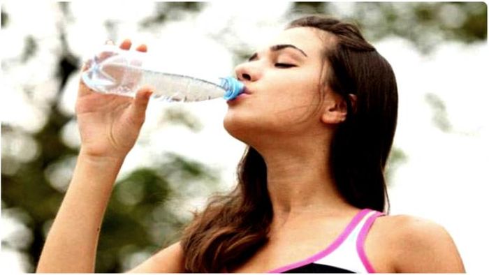 জল খাবার সময় এই ৩ ভুল বাড়িয়ে দিতে পারে একাধিক স্বাস্থ্য সমস্যা!