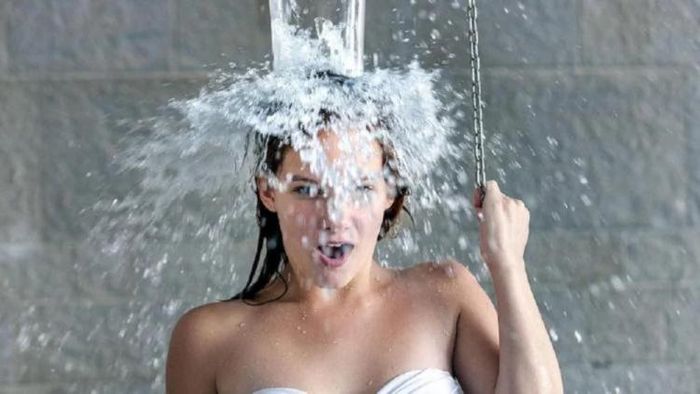 শীত পড়তেই গরম জলে স্নান করছেন? বাড়তে পারে হার্ট অ্যাটাকের ঝুঁকি