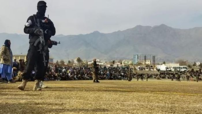 ফিরছে ৯০-র দশক! চুরির অভিযোগে প্রকাশ্যে চারজনের হাত কেটে দিল তালিবানরা