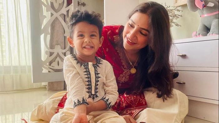 মা শুভশ্রীর সঙ্গে ইউভান ছবি সৌজন্যে: ইনস্টাগ্রাম