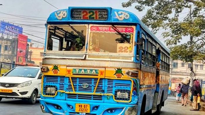 কলকাতায় ২২১ রুটের বাস।