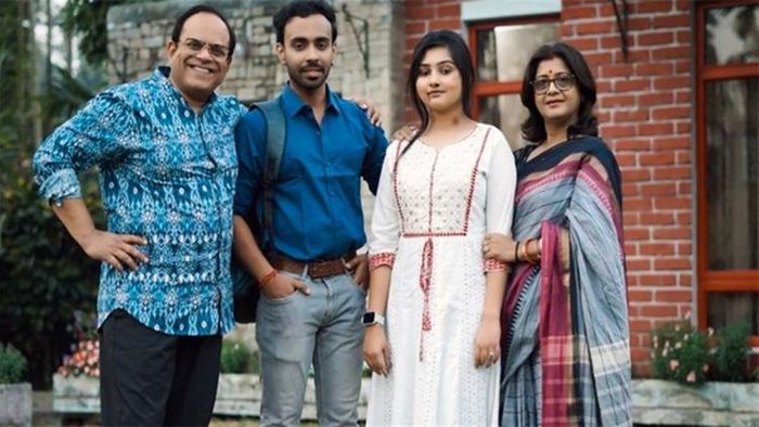 নতুন পরিচালকের সঙ্গে সিনেমার অভিনেতারা