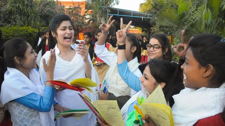 মাধ্যমিক পরীক্ষার্থীদের জন্য চালু হেল্পলাইন নম্বর, দেখে নিন