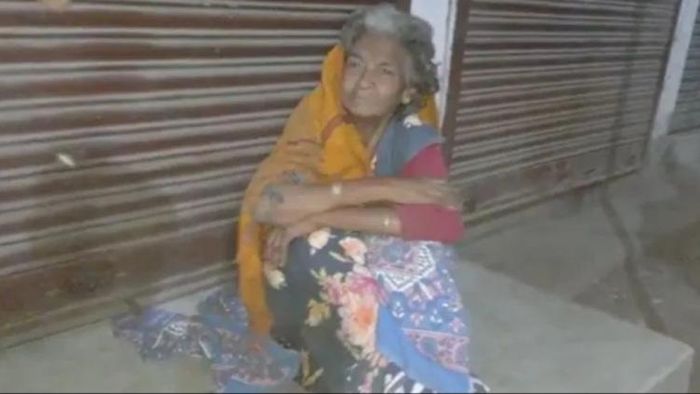 ঘুমের ওষুধ খাইয়ে মাকে রাস্তায় ফেলে গেল ২ ছেলে (ছবি: সংগৃহীত)