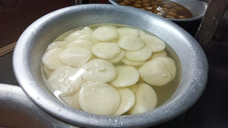 রসগোল্লা আবার চ্যাপ্টা হয় নাকি? এ 'জিনিস' কলকাতাতেই মেলে, কোথায়? রসগোল্লা আবার চ্যাপ্টা হয় নাকি? এ 'জিনিস' কলকাতাতেই মেলে, কোথায়?