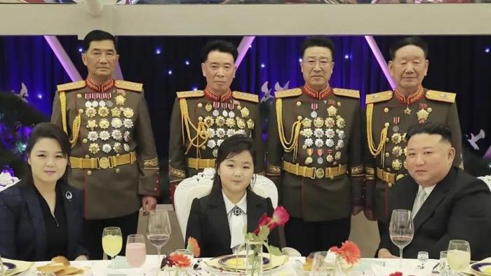 স্ত্রী ও কন্যার সঙ্গে কিম।