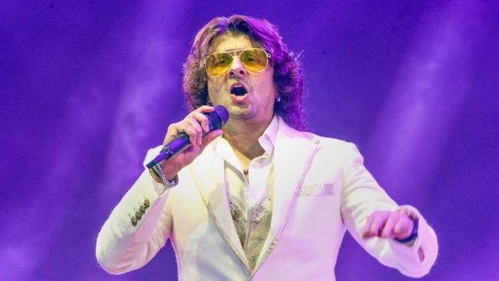 সেলফি তোলার জন্য সোনু নিগমকে ধাক্কা