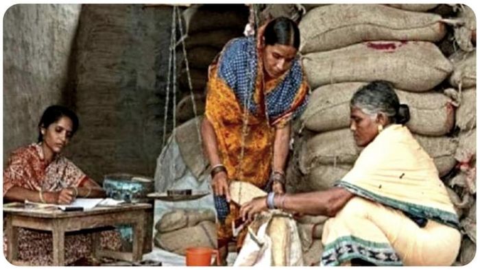 মঙ্গলবার সন্ধ্যায় রাজ্যের খাদ্য দফতরের তরফে টুইট করে জানানো হয়েছে যে, বাংলায় রেশনে মাথাপিছু ৩ কেজি চাল, ২ কেজি গম বা ১ কেজি ৯০০ গ্রাম আটা বিনামূল্যে দেওয়া হবে।