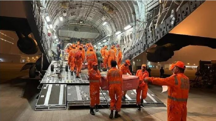 উদ্ধারকারী দল।