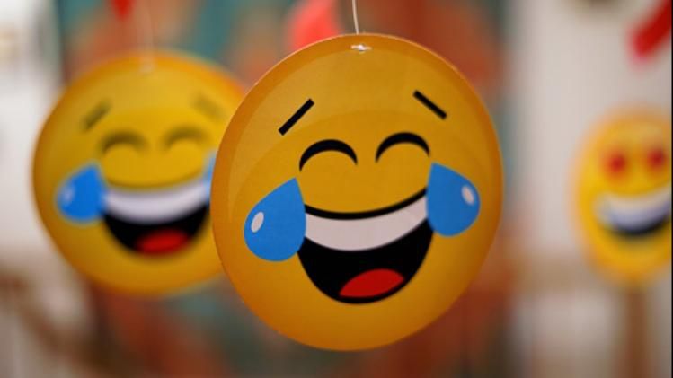 Mojar Jokes: সরকারি অফিসে গিয়ে প্রেমিককে ফোন গার্লফ্রেন্ডের, কারণ জানলে হাসি থামবে না