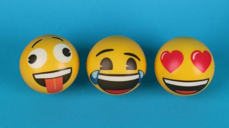 JOKES: 'তোমরা মেয়েরা এত সুন্দর হও কীভাবে?' ছেলেটির প্রশ্নে ছক্কা হাকান জবাব যুবতীর