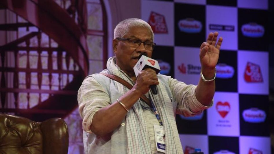 'আমি খুন করতে পারি না, তাই লিখি,' বললেন মনোরঞ্জন 'আমি খুন করতে পারি না, তাই লিখি,' বললেন মনোরঞ্জন