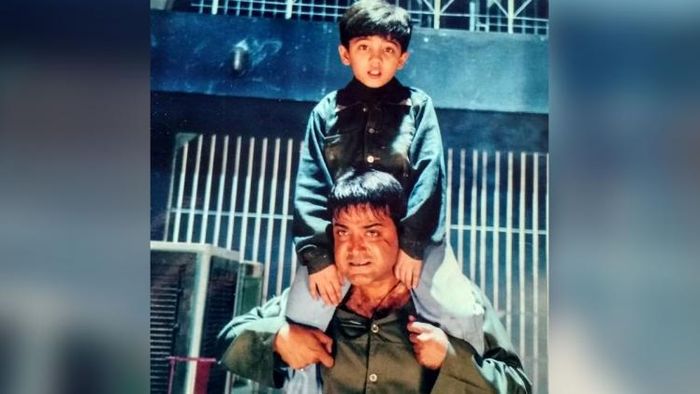 মাস্টার অংশু বাচ প্রসেনজিতের কাঁধে ছবি সৌজন্যে: ইনস্টাগ্রাম