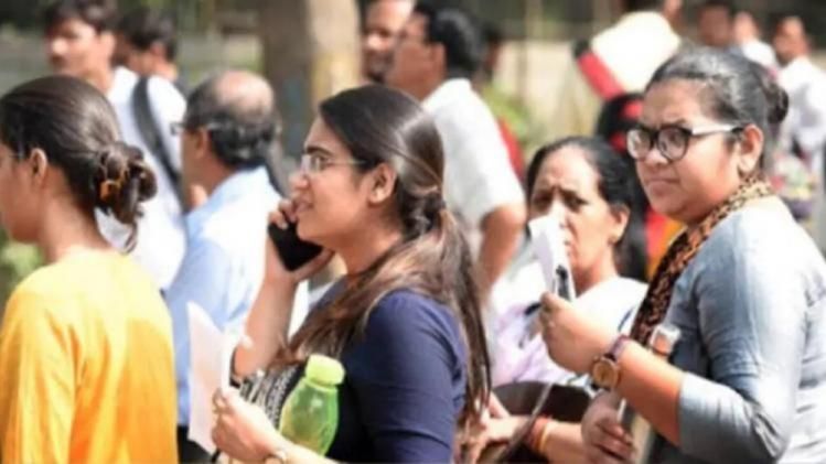 WBCS বা ‘পশ্চিমবঙ্গ সিভিল সার্ভিস’ পরীক্ষার মাধ্যমে পশ্চিমবঙ্গ সরকারের উচ্চপদস্ত অফিসারদের নিযুক্ত করা হয়। ওয়েস্ট বেঙ্গল সিভিল সার্ভিস (এক্সিকিউটিভ) পরীক্ষা, ২০২৩ অনুষ্ঠিত হবে।